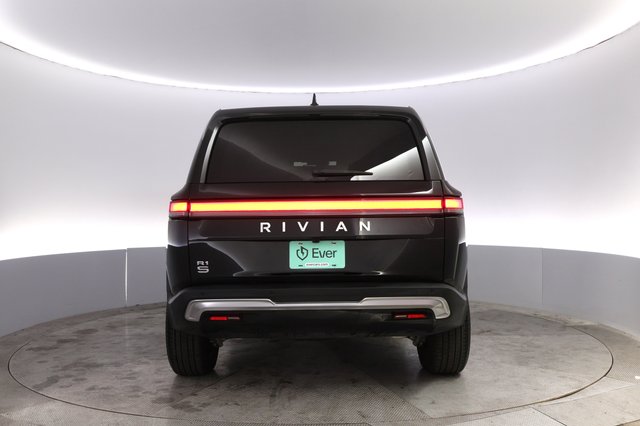 2024 Rivian R1S — photo 12 of 22