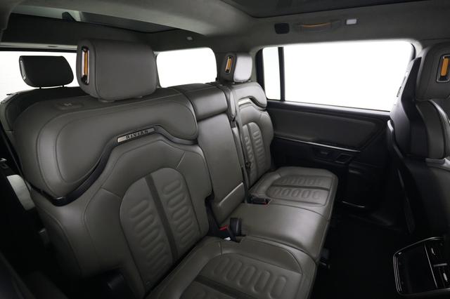 2024 Rivian R1S — photo 4 of 26