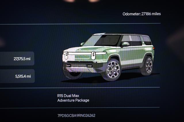 2024 Rivian R1S — photo 5 of 26