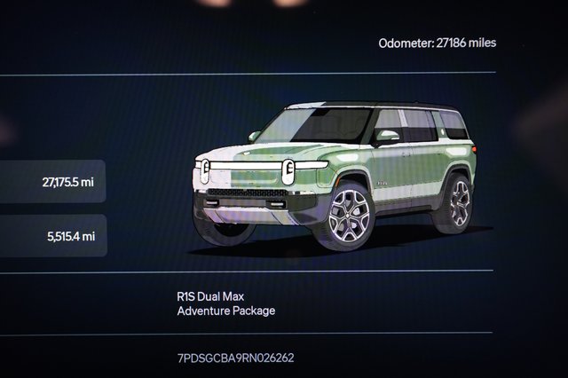 2024 Rivian R1S — photo 5 of 26