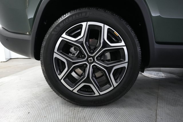 2024 Rivian R1S — photo 17 of 26