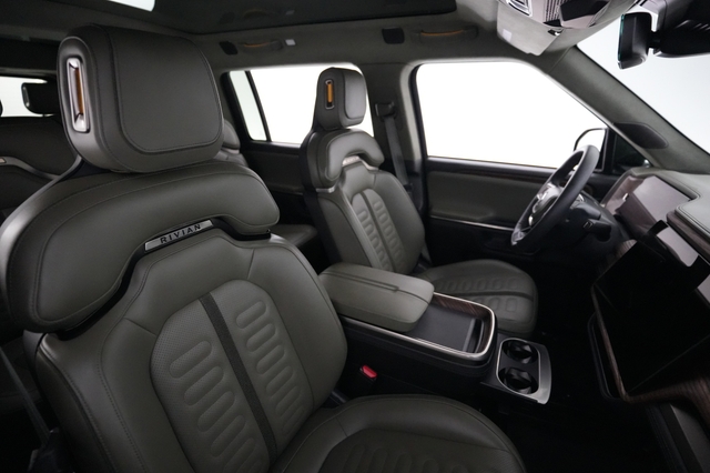 2024 Rivian R1S
