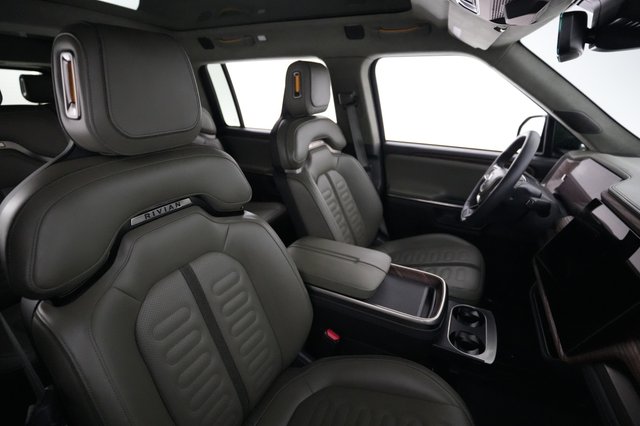 2024 Rivian R1S — photo 18 of 26