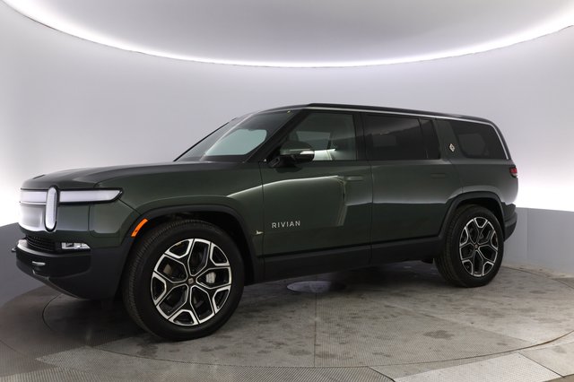 2024 Rivian R1S — photo 14 of 26