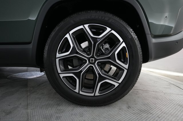 2024 Rivian R1S — photo 7 of 26