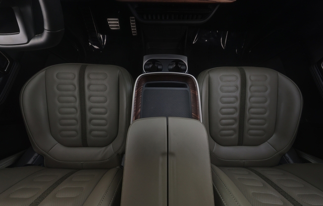 2024 Rivian R1S