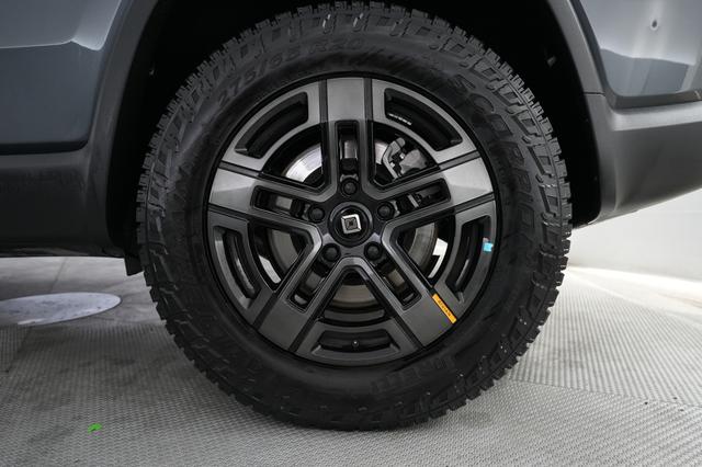 2025 Rivian R1S — photo 7 of 23