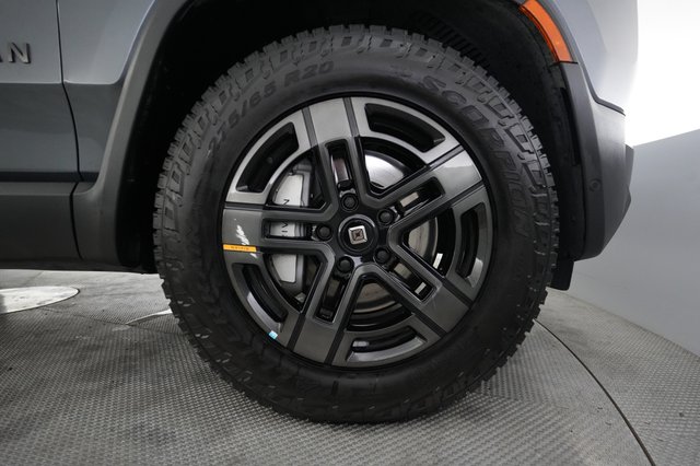 2025 Rivian R1S — photo 16 of 23