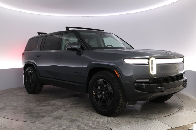 2025 Rivian R1S — photo 10 of 23