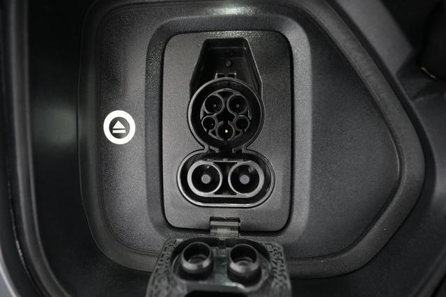 2025 Rivian R1S — photo 8 of 23
