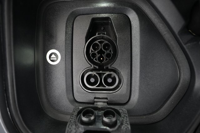 2025 Rivian R1S — photo 8 of 23
