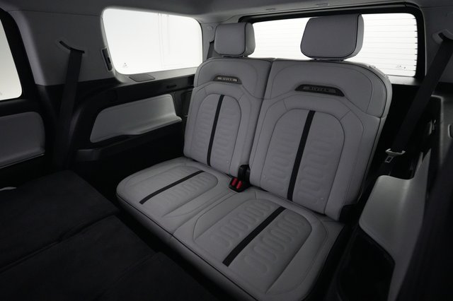 2025 Rivian R1S — photo 20 of 23