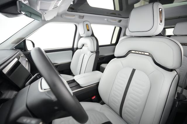 2025 Rivian R1S — photo 3 of 23