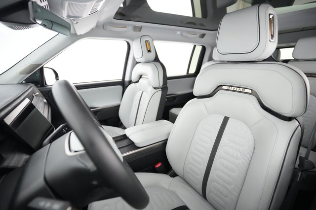 2025 Rivian R1S — photo 3 of 23