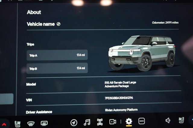2025 Rivian R1S — photo 5 of 23