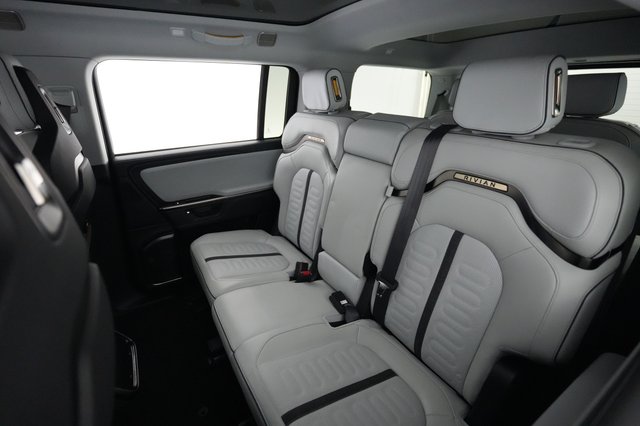 2025 Rivian R1S — photo 19 of 23