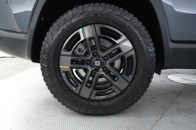 2025 Rivian R1S — photo 17 of 23