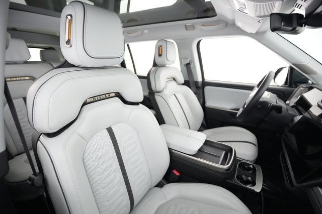 2025 Rivian R1S — photo 18 of 23