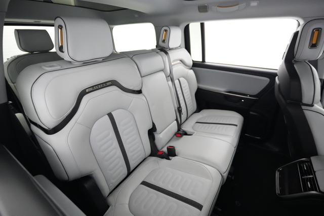 2025 Rivian R1S — photo 4 of 23