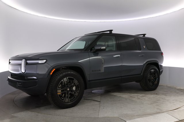 2025 Rivian R1S — photo 14 of 23