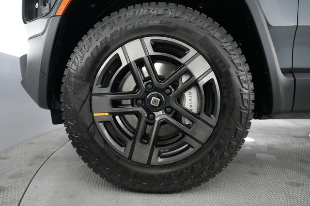 2025 Rivian R1S — photo 15 of 23