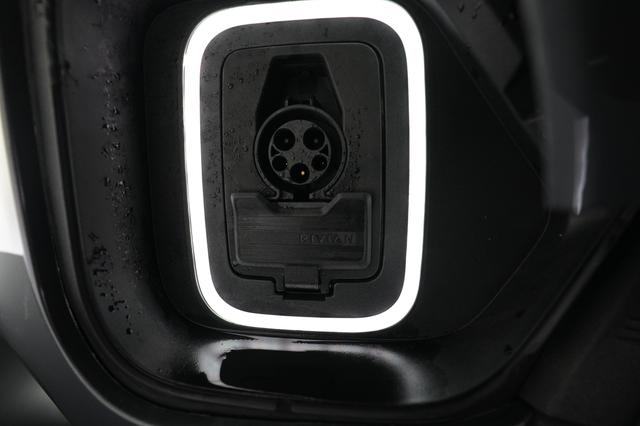 2023 Rivian R1T — photo 8 of 21