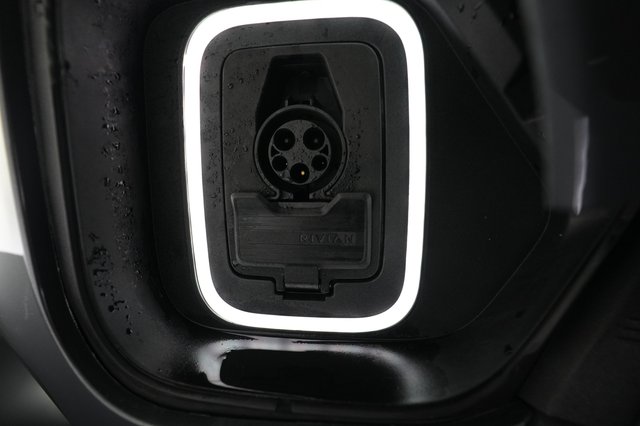 2023 Rivian R1T — photo 8 of 21