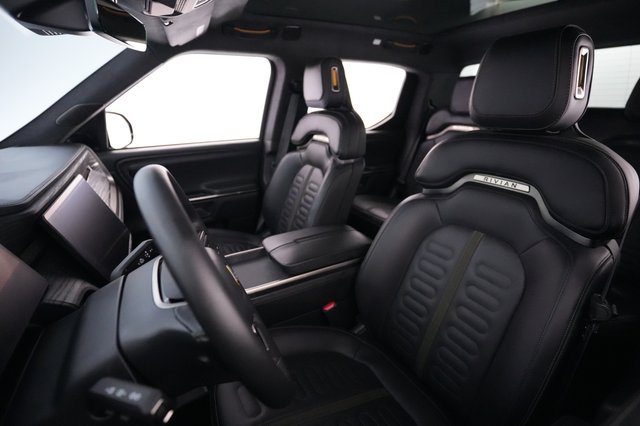 2023 Rivian R1T — photo 3 of 21