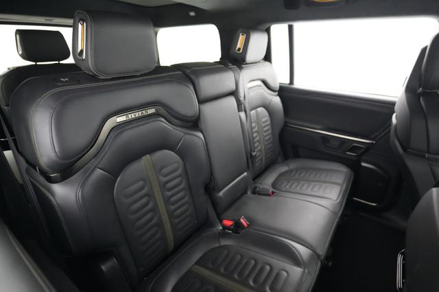 2024 Rivian R1S — photo 4 of 23