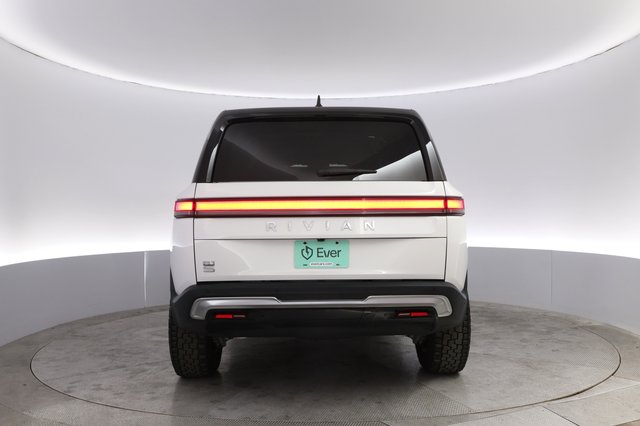 2024 Rivian R1S — photo 12 of 23