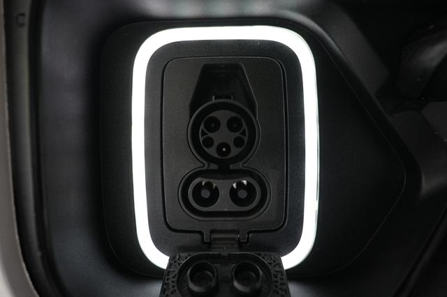 2024 Rivian R1S — photo 8 of 23