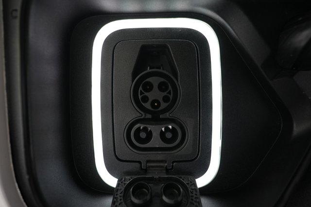 2024 Rivian R1S — photo 8 of 23