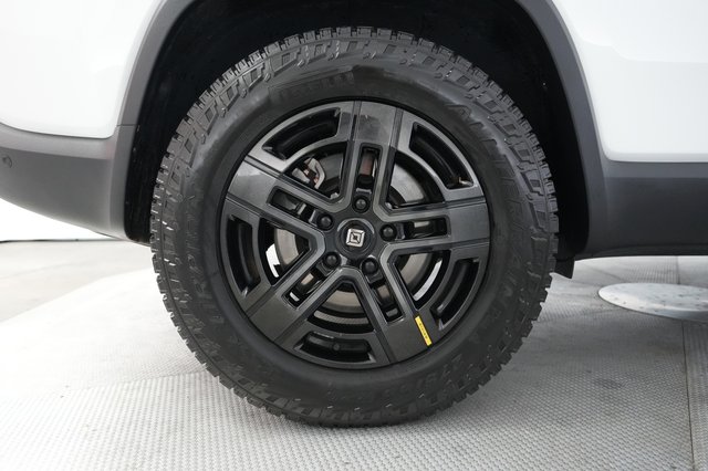 2024 Rivian R1S — photo 17 of 23