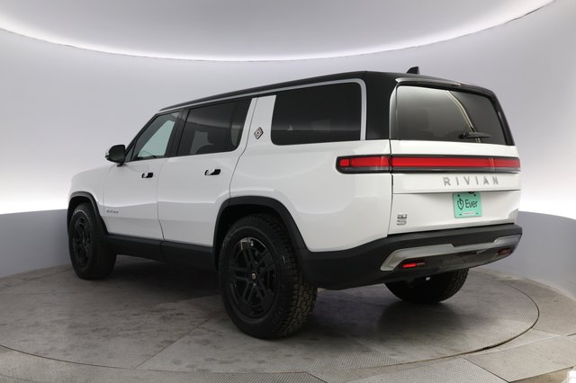 2024 Rivian R1S — photo 13 of 23