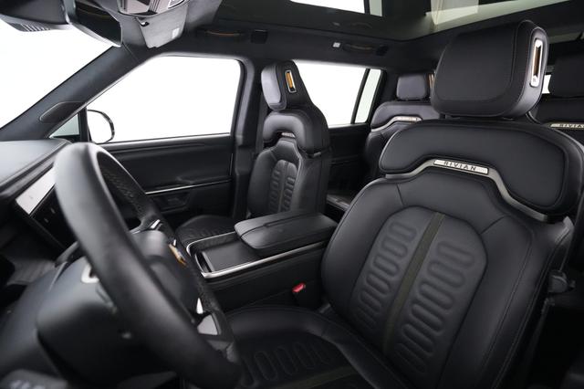 2024 Rivian R1S — photo 3 of 23
