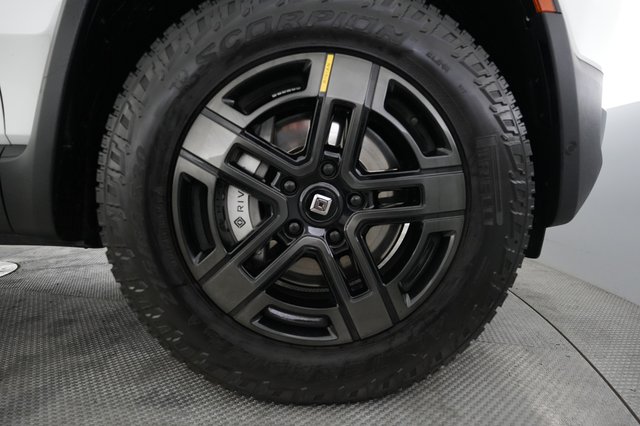 2024 Rivian R1S — photo 16 of 23