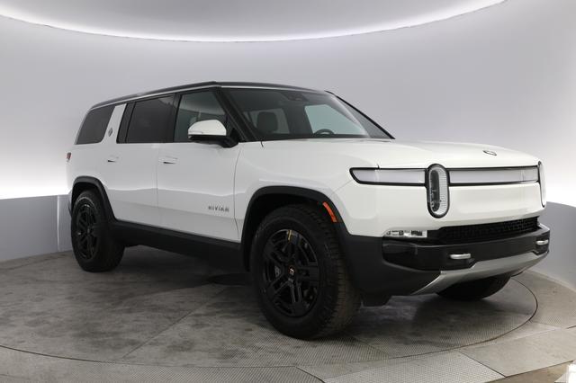 2024 Rivian R1S — photo 10 of 23