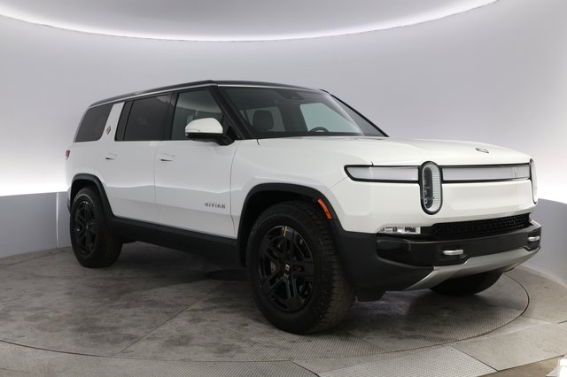 2024 Rivian R1S — photo 10 of 23