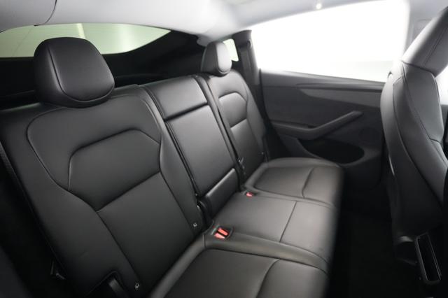 2026 Tesla Model Y — photo 4 of 21