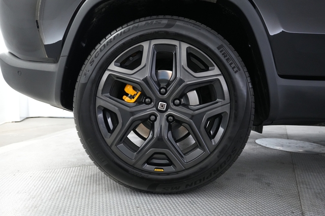 2025 Rivian R1S