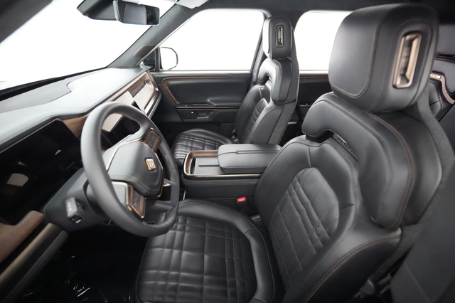 2025 Rivian R1S