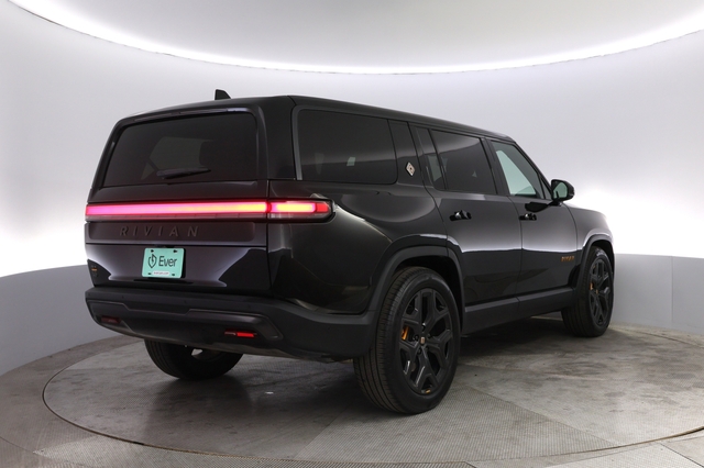 2025 Rivian R1S