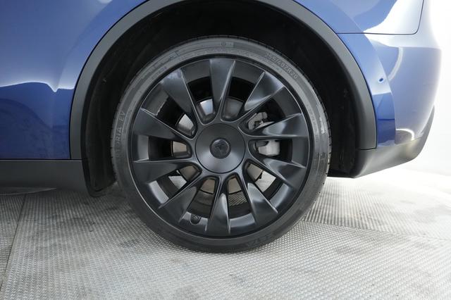 2023 Tesla Model Y — photo 7 of 21