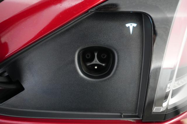 2023 Tesla Model X — photo 8 of 23