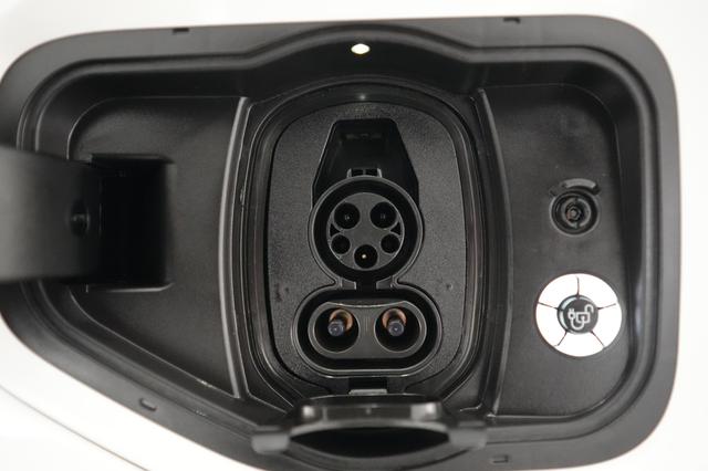 2022 Ford F-150 Lightning — photo 8 of 16