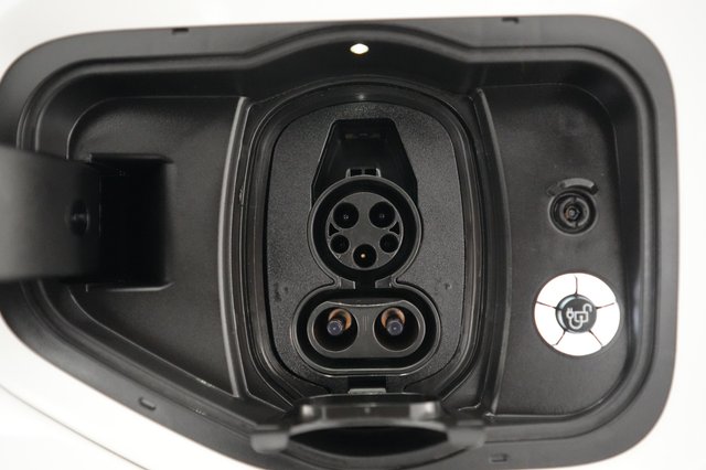 2022 Ford F-150 Lightning — photo 8 of 16
