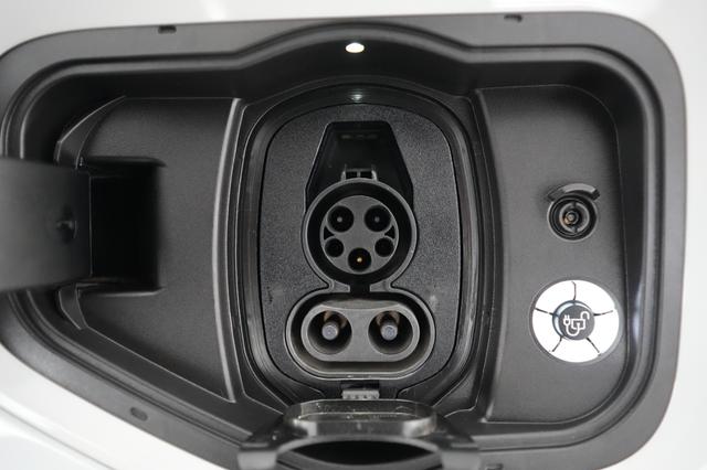2023 Ford F-150 Lightning — photo 8 of 15