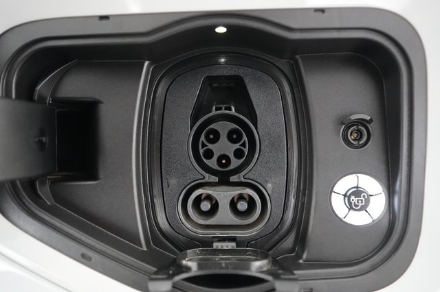 2023 Ford F-150 Lightning — photo 8 of 15