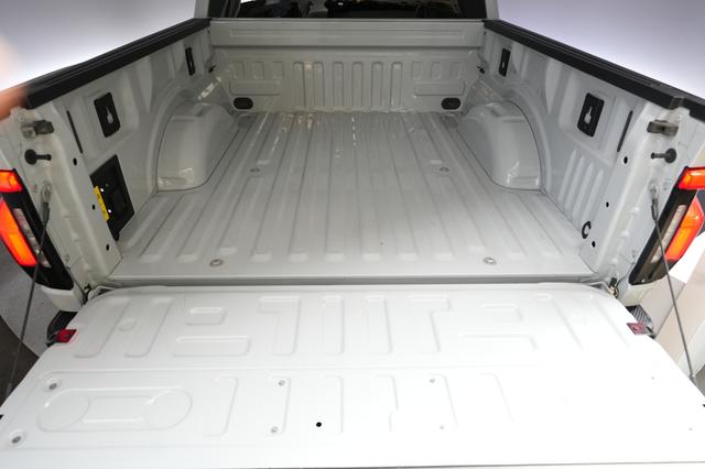 2023 Ford F-150 Lightning — photo 6 of 15