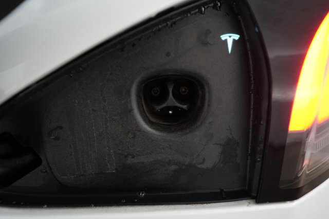 2024 Tesla Model S — photo 8 of 21